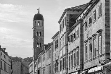 Hırvatistan 'ın Dubrovnik kentindeki Pile kapısı yakınlarındaki eski kasabanın ana caddesi Stradun' da yer alan Fransisken keşişinin Aziz Kurtarıcı Kilisesi ve çan kulesi.