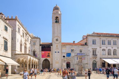 Hırvatistan Cumhuriyeti 'nin Dubrovnik kentindeki eski kentin ana caddesi Stradun' un sonundaki Luza Meydanı 'ndaki Dubrovnik Çan Kulesi 27 Ağustos 2024