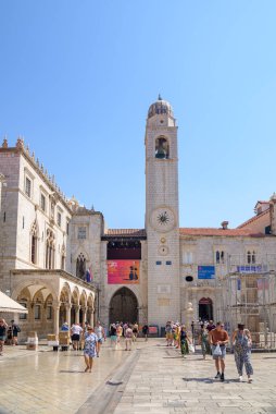 Hırvatistan Cumhuriyeti 'nin Dubrovnik kentindeki eski kentin ana caddesi Stradun' un sonundaki Luza Meydanı 'ndaki Dubrovnik Çan Kulesi 27 Ağustos 2024