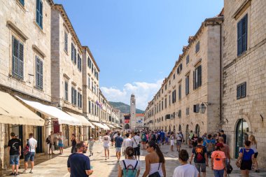 Stradun, Dubrovnik 'in eski kentinin ana caddesi, arka planda Dubrovnik Bell Tower, 27 Ağustos 2024' te Hırvatistan 'ın Dubrovnik kentinde yer alan Dubrovnik Meydanı.