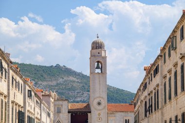 Hırvatistan Cumhuriyeti 'nin Dubrovnik kentindeki eski kasabanın ana caddesi Stradun' un sonundaki Luza Meydanı 'ndaki Dubrovnik Çan Kulesi.