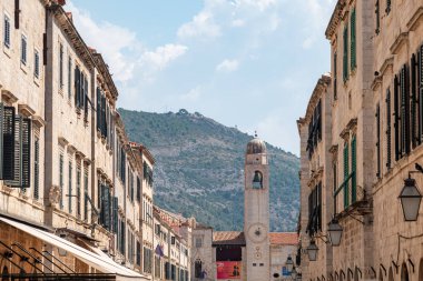 Hırvatistan Cumhuriyeti 'nin Dubrovnik kentindeki eski kentin ana caddesi Stradun' un sonundaki Luza Meydanı 'ndaki Dubrovnik Çan Kulesi 27 Ağustos 2024