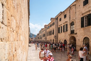 Stradun, Dubrovnik 'in eski kentinin ana caddesi, arka planda Dubrovnik Bell Tower, 27 Ağustos 2024' te Hırvatistan 'ın Dubrovnik kentinde yer alan Dubrovnik Meydanı.