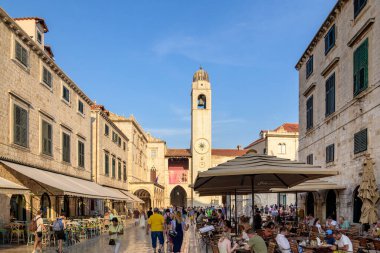 Hırvatistan Cumhuriyeti 'nin Dubrovnik kentindeki eski kentin ana caddesi Stradun' un sonundaki Luza Meydanı 'ndaki Dubrovnik Çan Kulesi 27 Ağustos 2024