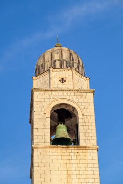 Hırvatistan Cumhuriyeti 'nin Dubrovnik kentindeki eski kasabanın ana caddesi Stradun' un sonundaki Luza Meydanı 'ndaki Dubrovnik Çan Kulesi.