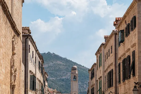 Hırvatistan Cumhuriyeti 'nin Dubrovnik kentindeki eski kasabanın ana caddesi Stradun' un sonundaki Luza Meydanı 'ndaki Dubrovnik Çan Kulesi.