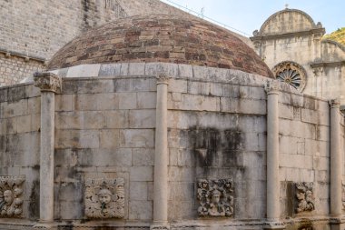 Büyük Onofrio Çeşmesi, 1438 yılında inşa edilmiş dairesel kaynak suyu çeşmesi ve Hırvatistan 'ın Eski Dubrovnik kentinde oyulmuş taş maskelerle süslenmiş