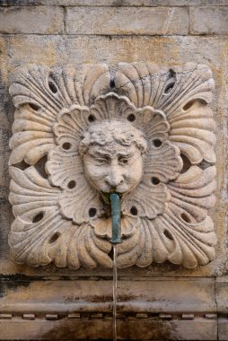 Büyük Onofrio Çeşmesi, 1438 yılında inşa edilmiş dairesel kaynak suyu çeşmesi ve Hırvatistan 'ın Eski Dubrovnik kentinde oyulmuş taş maskelerle süslenmiş