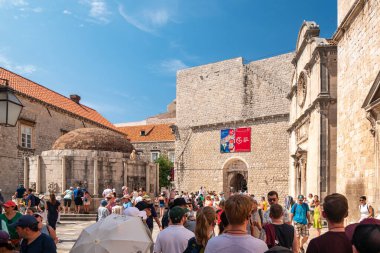 Büyük Onofrio Çeşmesi, 1438 yılında inşa edilmiş dairesel kaynak suyu çeşmesi ve Hırvatistan 'ın Eski Dubrovnik kentinde oyulmuş taş maskelerle süslenmiş