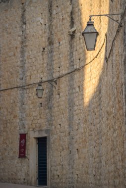 Hırvatistan Cumhuriyeti 'nin Adriyatik Denizi' ndeki UNESCO dünya mirası sahası Dubrovnik Eski Duvarlı Kenti 'nin ortaçağ duvarları 27 Ağustos 2024