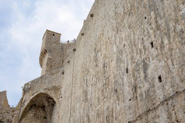 Hırvatistan Cumhuriyeti 'nin Adriyatik Denizi' ndeki UNESCO dünya mirası sahası Dubrovnik Eski Duvarlı Kenti 'nin ortaçağ duvarları 27 Ağustos 2024