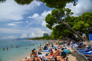 Hırvatistan 'ın Dalmaçya bölgesindeki Adriyatik Denizi' ndeki Makarska Riviera plajında 20 Ağustos 2024 'te güneşlenen insanlar