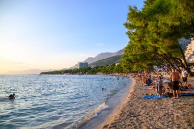 Hırvatistan 'ın Dalmaçya bölgesindeki Adriyatik Denizi' ndeki Makarska Riviera plajında 20 Ağustos 2024 'te güneşlenen insanlar