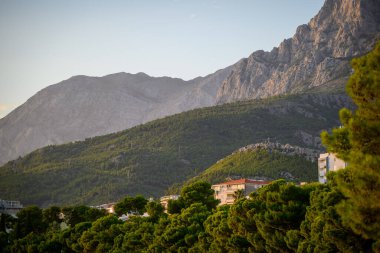 Hırvatistan 'ın Adriyatik kıyısındaki Makarska Riviera kentinden Dinariç Alpleri' nin Biokovo dağ sırasının manzarası