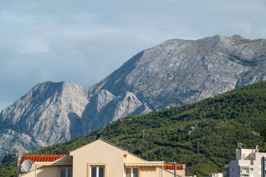 Hırvatistan 'ın Adriyatik kıyısındaki Makarska Riviera kentinden Dinariç Alpleri' nin Biokovo dağ sırasının manzarası