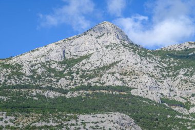 Hırvatistan 'ın Adriyatik kıyısındaki Makarska Riviera kentinden Dinariç Alpleri' nin Biokovo dağ sırasının manzarası