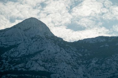 Hırvatistan 'ın Adriyatik kıyısındaki Makarska Riviera kentinden Dinariç Alpleri' nin Biokovo dağ sırasının manzarası