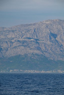 Hırvatistan 'ın Adriyatik kıyısındaki Makarska Riviera kentinden Dinariç Alpleri' nin Biokovo dağ sırasının manzarası