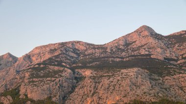 Hırvatistan 'ın Adriyatik kıyısındaki Makarska Riviera kentinden Dinariç Alpleri' nin Biokovo dağ sırasının manzarası