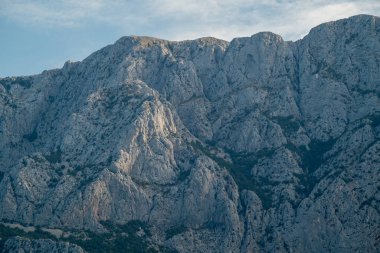 Hırvatistan 'ın Adriyatik kıyısındaki Makarska Riviera kentinden Dinariç Alpleri' nin Biokovo dağ sırasının manzarası