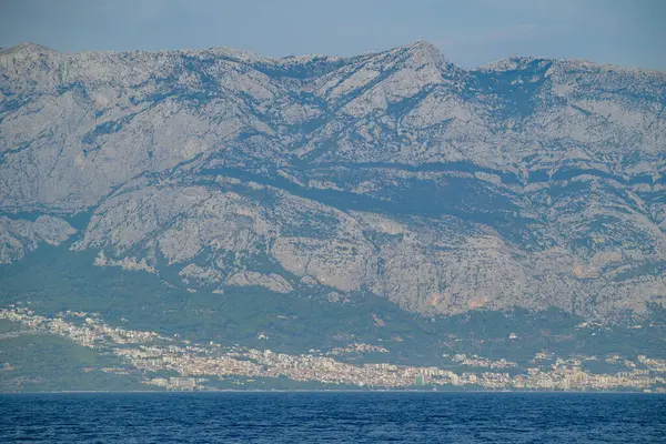 Hırvatistan 'ın Adriyatik kıyısındaki Makarska Riviera kentinden Dinariç Alpleri' nin Biokovo dağ sırasının manzarası