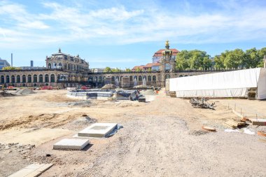 8 Eylül 2024 'te Almanya' nın Dresden kentindeki Barok döneminin en önemli binalarından biri olan bahçeli Zwinger Sarayı 'nda yeniden inşa çalışmaları yapıldı.