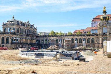 8 Eylül 2024 'te Almanya' nın Dresden kentindeki Barok döneminin en önemli binalarından biri olan bahçeli Zwinger Sarayı 'nda yeniden inşa çalışmaları yapıldı.