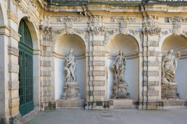 8 Eylül 2024 'te Almanya' nın Dresden kentindeki Barok döneminin en önemli binalarından biri olan bahçeli Zwinger Sarayı kompleksi