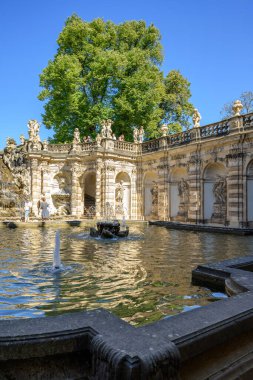 8 Eylül 2024 'te Almanya' nın Dresden kentindeki Barok döneminin en önemli binalarından biri olan bahçeli Zwinger Sarayı kompleksi