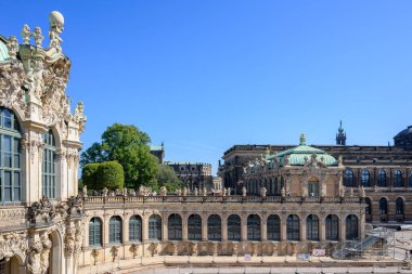 8 Eylül 2024 'te Almanya' nın Dresden kentindeki Barok döneminin en önemli binalarından biri olan bahçeli Zwinger Sarayı kompleksi