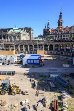 8 Eylül 2024 'te Almanya' nın Dresden kentindeki Barok döneminin en önemli binalarından biri olan bahçeli Zwinger Sarayı 'nda yeniden inşa çalışmaları yapıldı.