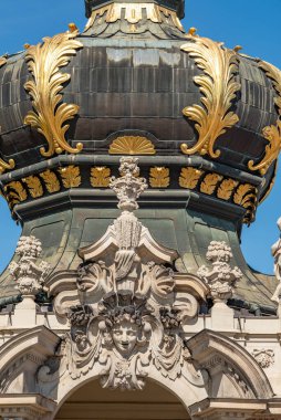 Almanya 'nın Dresden kentindeki Barok döneminin en önemli binalarından biri olan Zwinger Sarayı' nın Crown Gate kompleksinin mimari detayları.