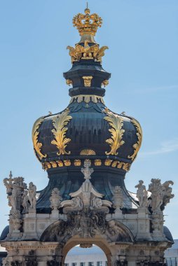 Almanya 'nın Dresden kentindeki Barok döneminin en önemli binalarından biri olan Zwinger Sarayı' nın Crown Gate kompleksinin mimari detayları.