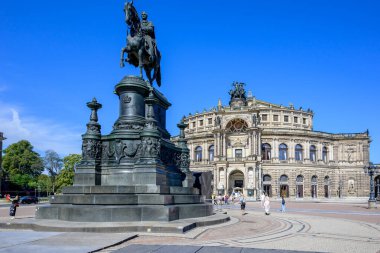 Saksonya Kralı Johann ve Saxon Devlet Opera ve Orkestrası 'nın 8 Eylül 2024' te Almanya 'nın başkenti Dresden' deki Saksonya Anıtı ve Semperoper opera salonu ve konser salonu.