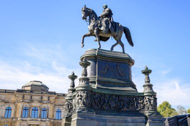 Saksonya Kralı Johann ve Saxon Devlet Opera ve Orkestrası 'nın 8 Eylül 2024' te Almanya 'nın başkenti Dresden' deki Saksonya Anıtı ve Semperoper opera salonu ve konser salonu.