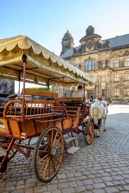 At arabası, 8 Eylül 2024 'te Almanya' nın Saksonya eyaletinin tarihi Dresden ilçesini ziyaret eden turistler için popüler bir gezi biçimi.