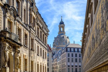 Dresden Furstenzug (Dresden Prensleri Geçit Töreni), 8 Eylül 2024 'te Almanya' nın Dresden kentindeki Augustusstrasse caddesinde Meissen porselenlerinden yapılmış Saksonya hükümdarlarının devasa duvar resmi.