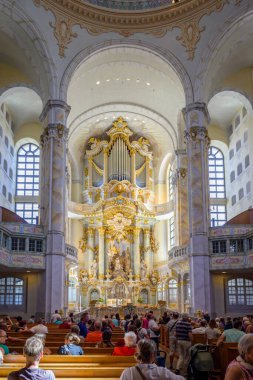 Almanya 'nın Saksonya eyaletinin başkenti Dresden' deki Lady Lutheran kilisesinin Frauenkirche Kilisesi 8 Eylül 2024 'te İkinci Dünya Savaşı' nda yıkılışından sonra yeniden inşa edildi.