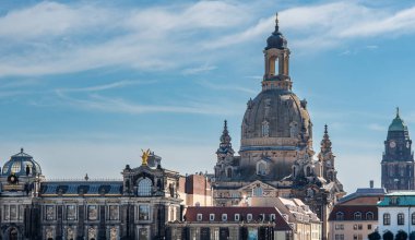 Dresden 'in ufuk çizgisine, Dresden' in Terası 'na ve Almanya' nın Saksonya eyaletinde Elbe nehrine 8 Eylül 2024 'te hakim olan Frauenkirche Lutheran Kilisesi' nin devasa kubbesi.