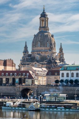 Dresden 'in ufuk çizgisine, Dresden' in Terası 'na ve Almanya' nın Saksonya eyaletinde Elbe nehrine 8 Eylül 2024 'te hakim olan Frauenkirche Lutheran Kilisesi' nin devasa kubbesi.