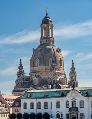 Dresden 'in ufuk çizgisine, Dresden' in Terası 'na ve Almanya' nın Saksonya eyaletinde Elbe nehrine 8 Eylül 2024 'te hakim olan Frauenkirche Lutheran Kilisesi' nin devasa kubbesi.