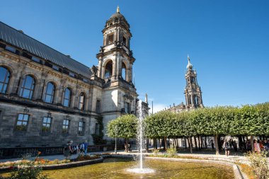 Bruhl 'un tarihi mimari terası, 8 Eylül 2024 tarihinde Almanya' nın Dresden kentinde Elbe nehrinin yüksek kıyısına uzanan 