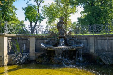 Delphinbrunnen (Yunus çeşmesi) barok çeşmesi, Almanya 'nın Saksonya, Dresden kentindeki Bruhl' s Terrace 'da balustrades ve banklarla çevrili.