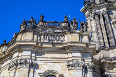Dresden, Saksonya, Almanya 'daki Theaterplatz' da Kutsal Üçleme Katedrali (Katholische Hofkirche)