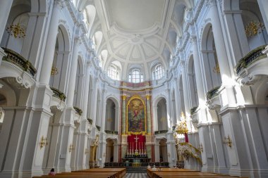 Dresden, Saksonya 'daki Theaterplatz, Almanya' da Kutsal Üçleme Katedrali 'nin (Katholische Hofkirche) içinde, 8 Eylül 2024