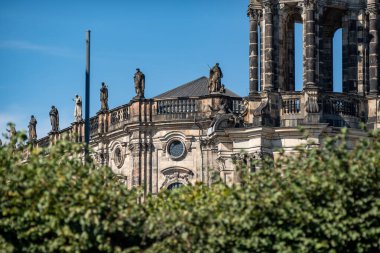 Dresden, Saksonya, Almanya 'daki Theaterplatz Meydanı' ndaki Kutsal Üçleme Katedrali 'nin (Katholische Hofkirche) çatısında.