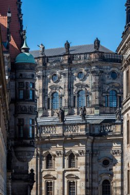 Dresden, Saksonya, Almanya 'daki Theaterplatz Meydanı' nda Kutsal Üçleme Katedrali (Katholische Hofkirche) cephesi
