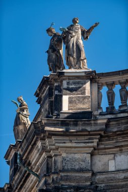 Dresden, Saksonya, Almanya 'daki Theaterplatz Meydanı' ndaki Kutsal Üçleme Katedrali 'ni (Katholische Hofkirche) süsleyen heykeller.