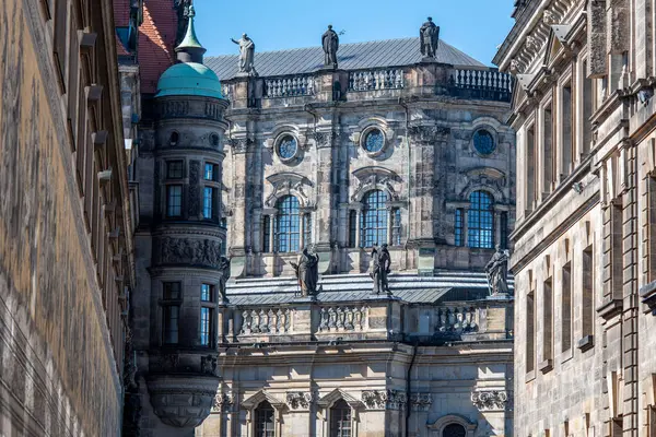 Dresden, Saksonya, Almanya 'daki Theaterplatz Meydanı' nda Kutsal Üçleme Katedrali (Katholische Hofkirche) cephesi