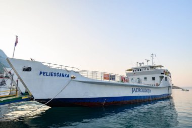 Makarska limanı, Hırvatistan 'ın Adriyatik kıyı şeridinde 22 Ağustos 2024' te popüler turizm tatil beldesi